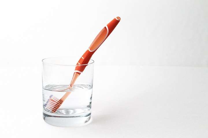 How to clean your toothbrush naturally