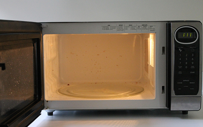 How to clean your microwave with lemon and water