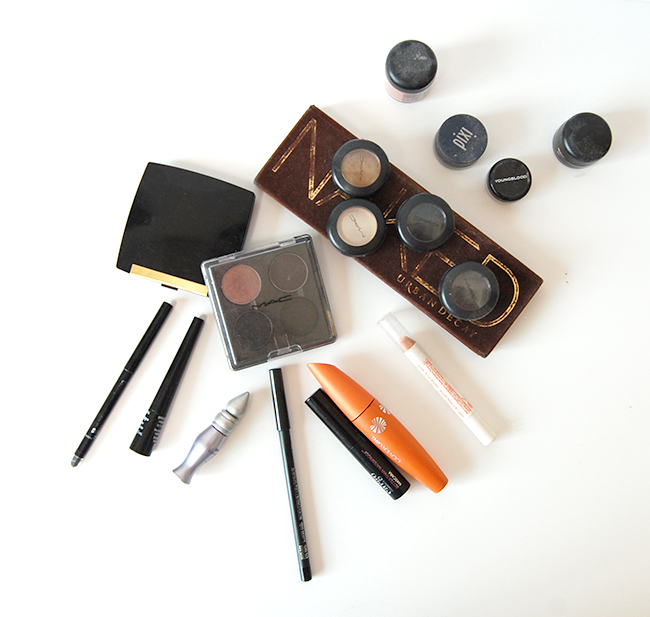 Minimizing your makeup collection - when to throw away old makeup plus a guide to makeup expiration