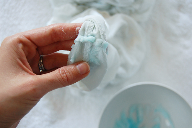 Magical scrub recipe that will remove sweat stains from white clothing
