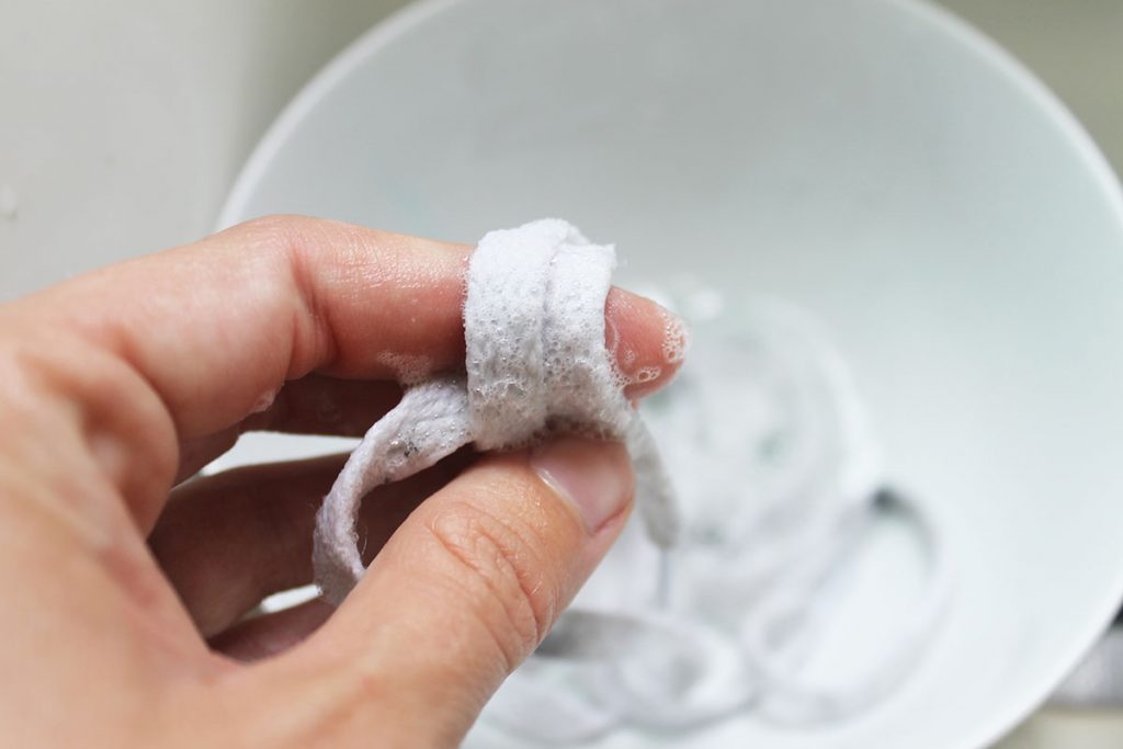 How to wash and whiten shoelaces