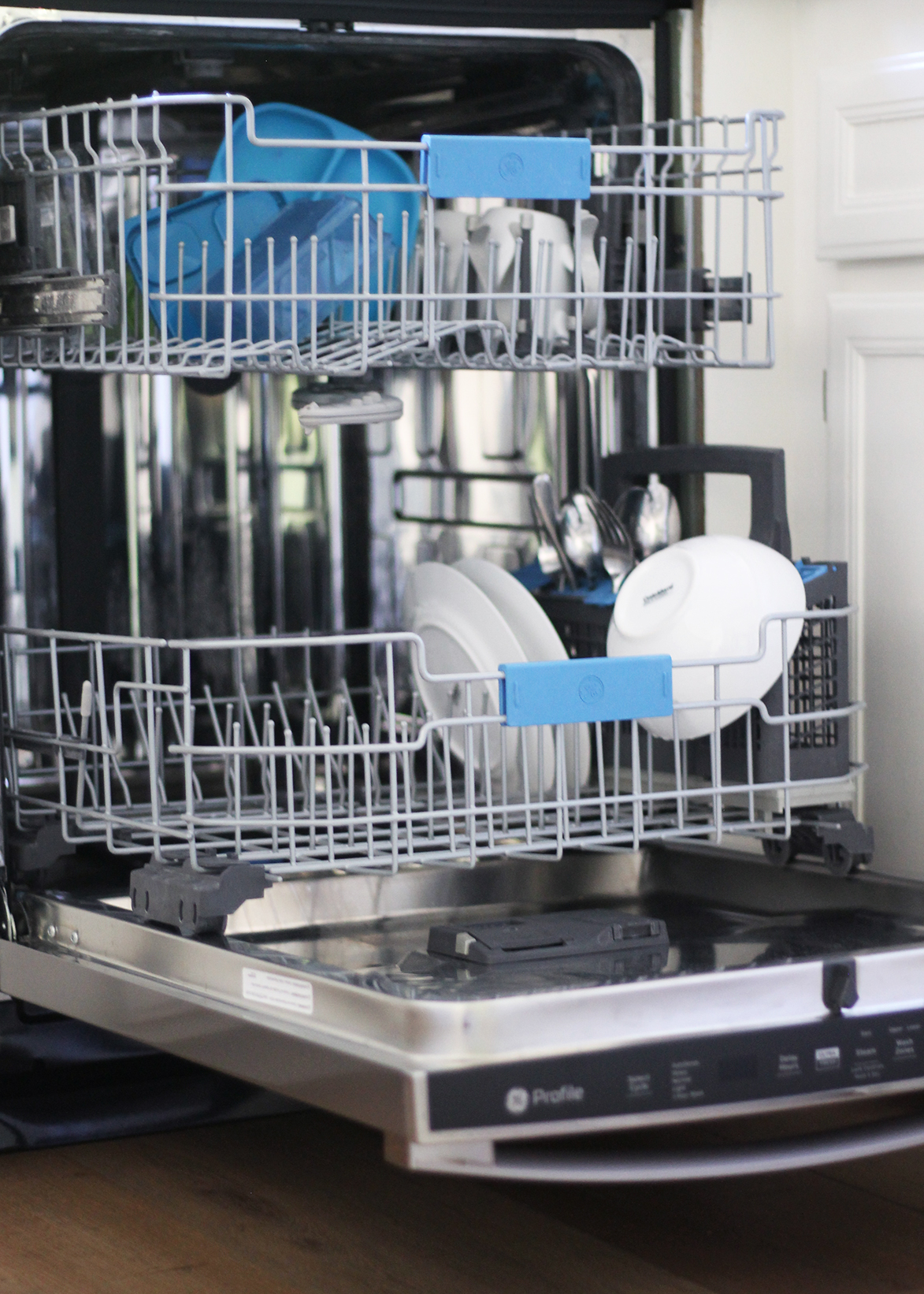 Important Tips for Loading and Unloading a Dishwasher