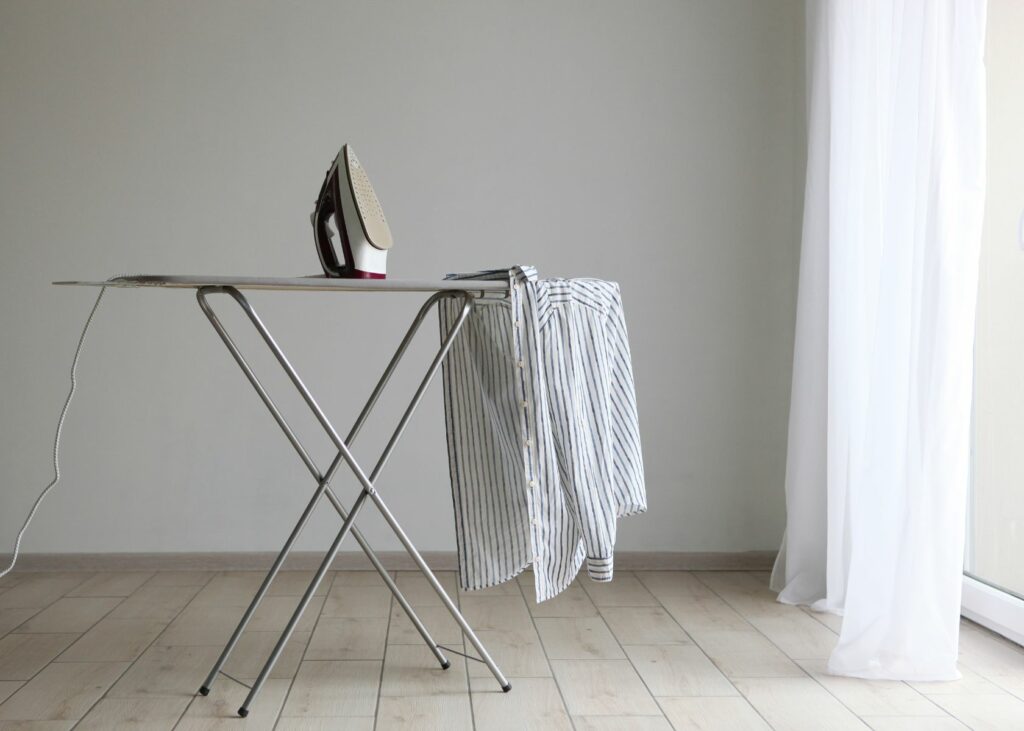 Here’s how to close an ironing board