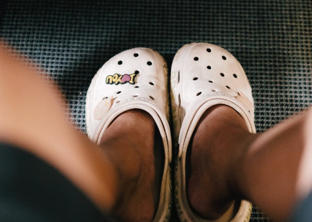 How to clean white crocs